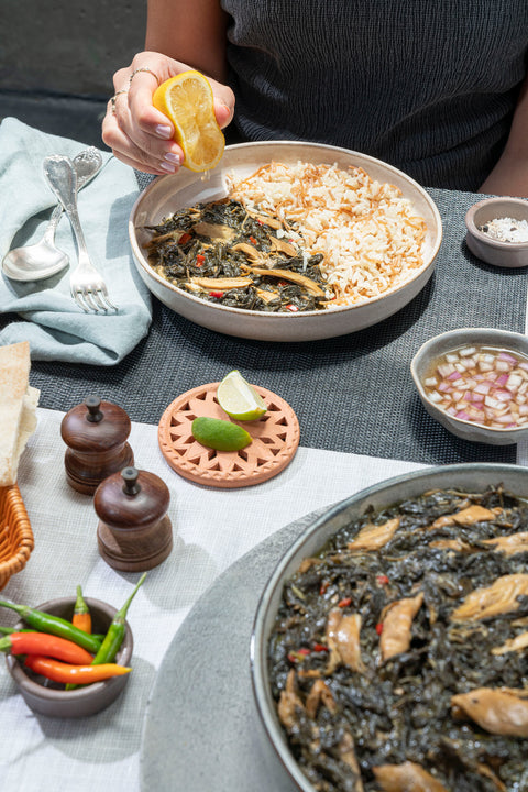 ملوخية بالدجاج(جاهزة للتسخين والتقديم)